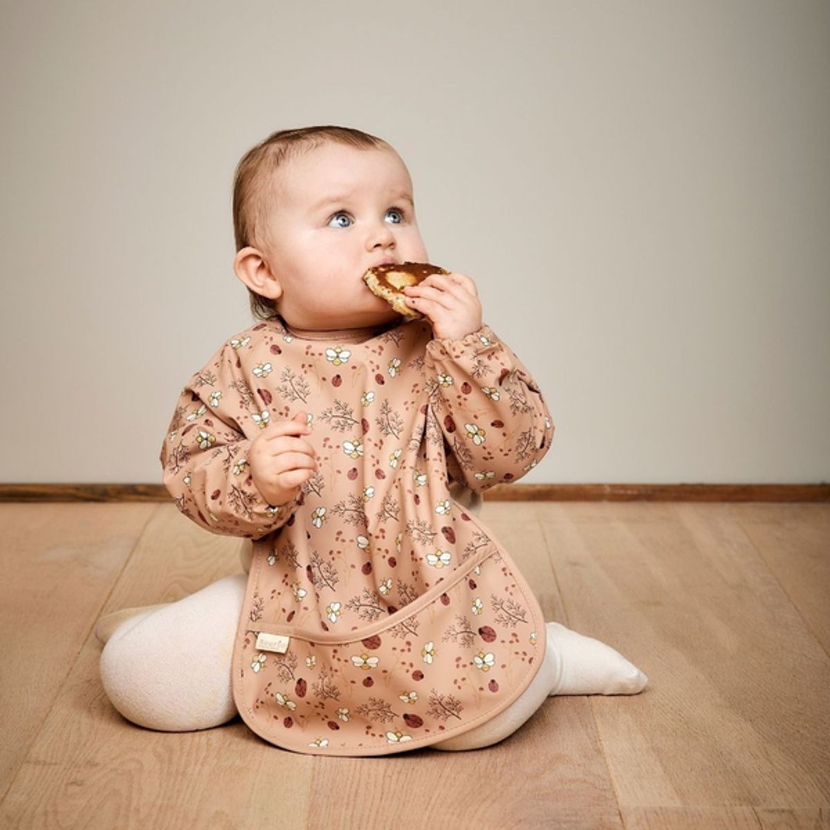 NUUROO - Babero Impermeable Luna - Arena - Abeja Flor - Nuuroo