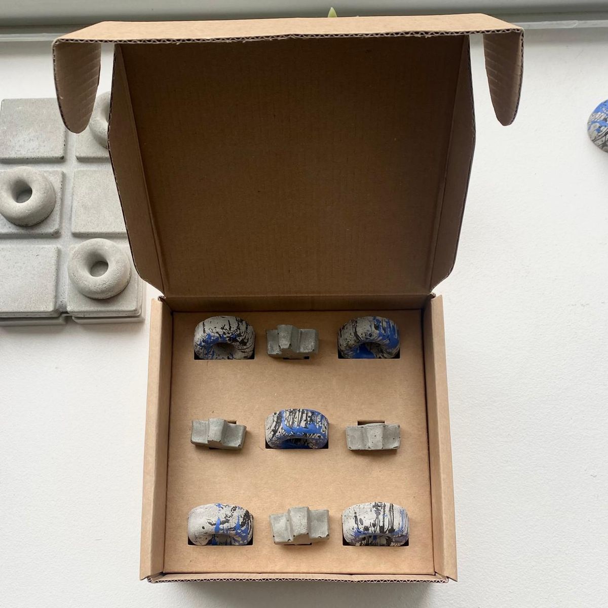 BETOH - Juego Gato De Hormigón AzulNegro