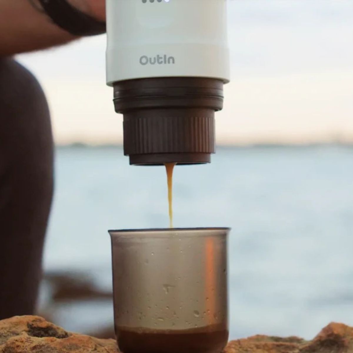 OUTIN - Set Máquina Café Espresso Outin Nano Blanco Perla + Funda