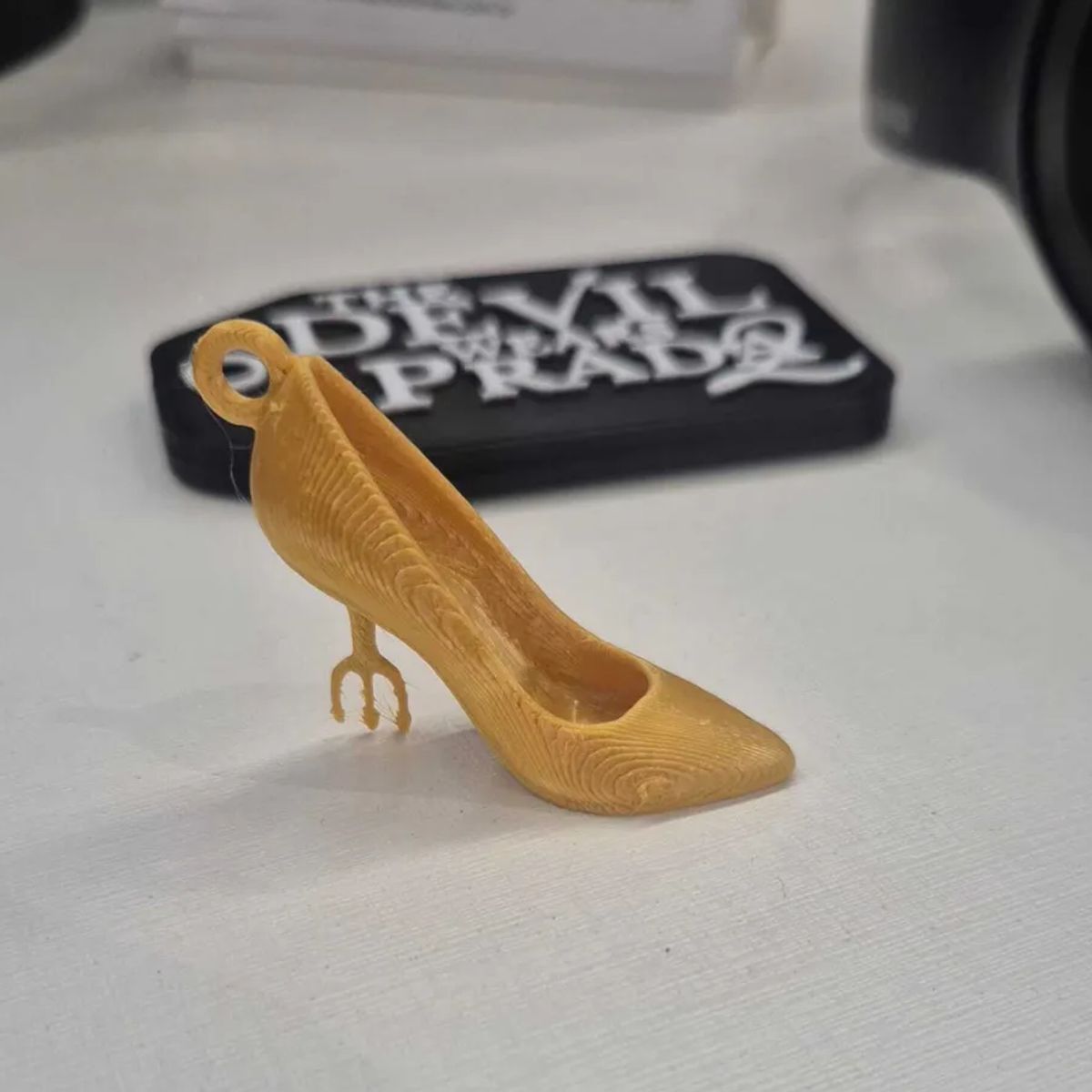 GENERICO - Llavero Zapato dorado El Diablo viste a la moda