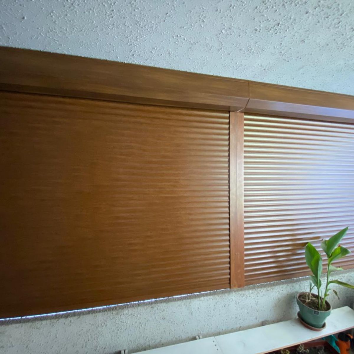 Persiana Exterior de Seguridad Color Golden de 1mts. Ancho x 1mts. Alto  Motorizada, marca PERSIALUX - Foto Principal