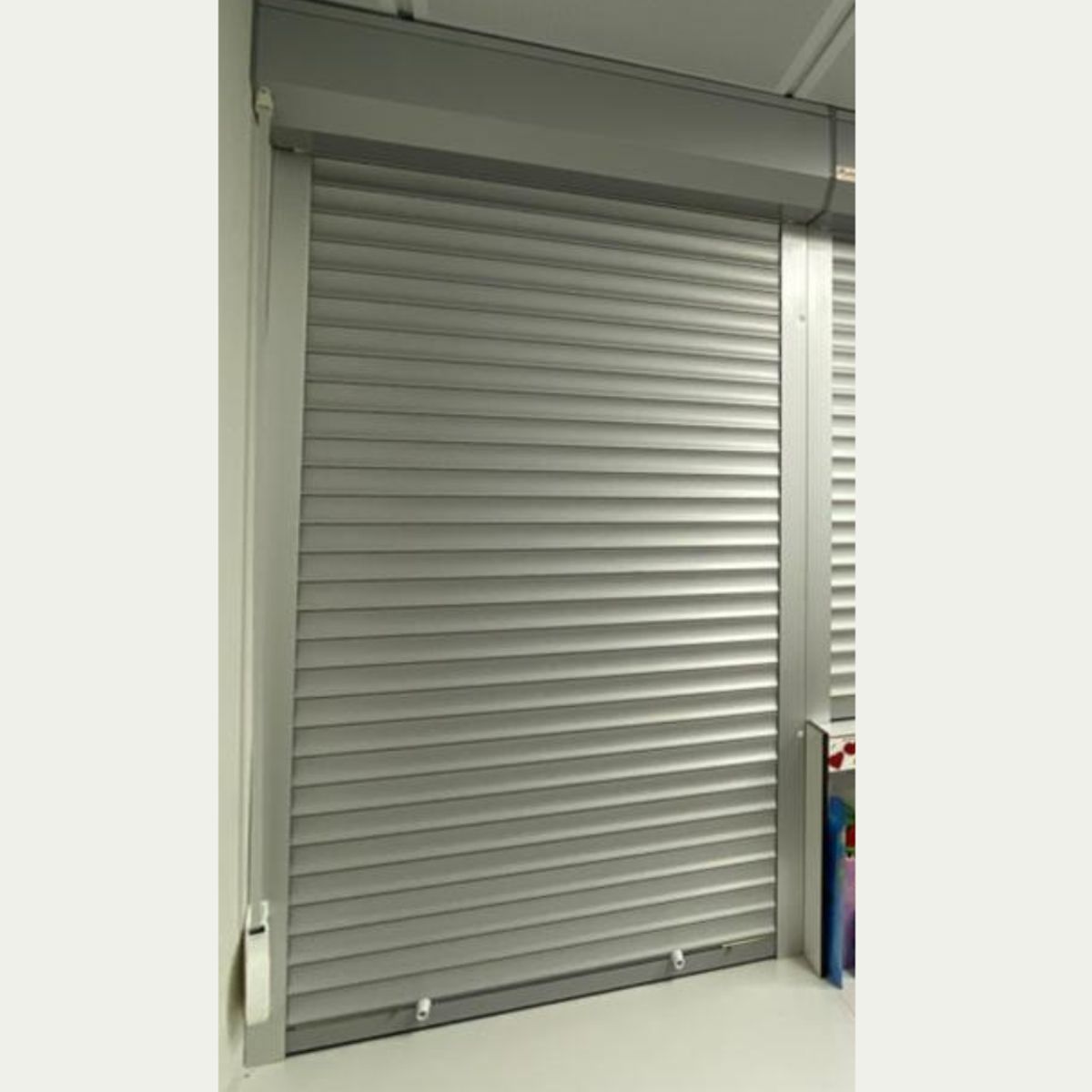 PERSIALUX - Persiana Exterior de Seguridad Color Titanio de 2mts. Ancho x 2mts. Alto  Motorizada