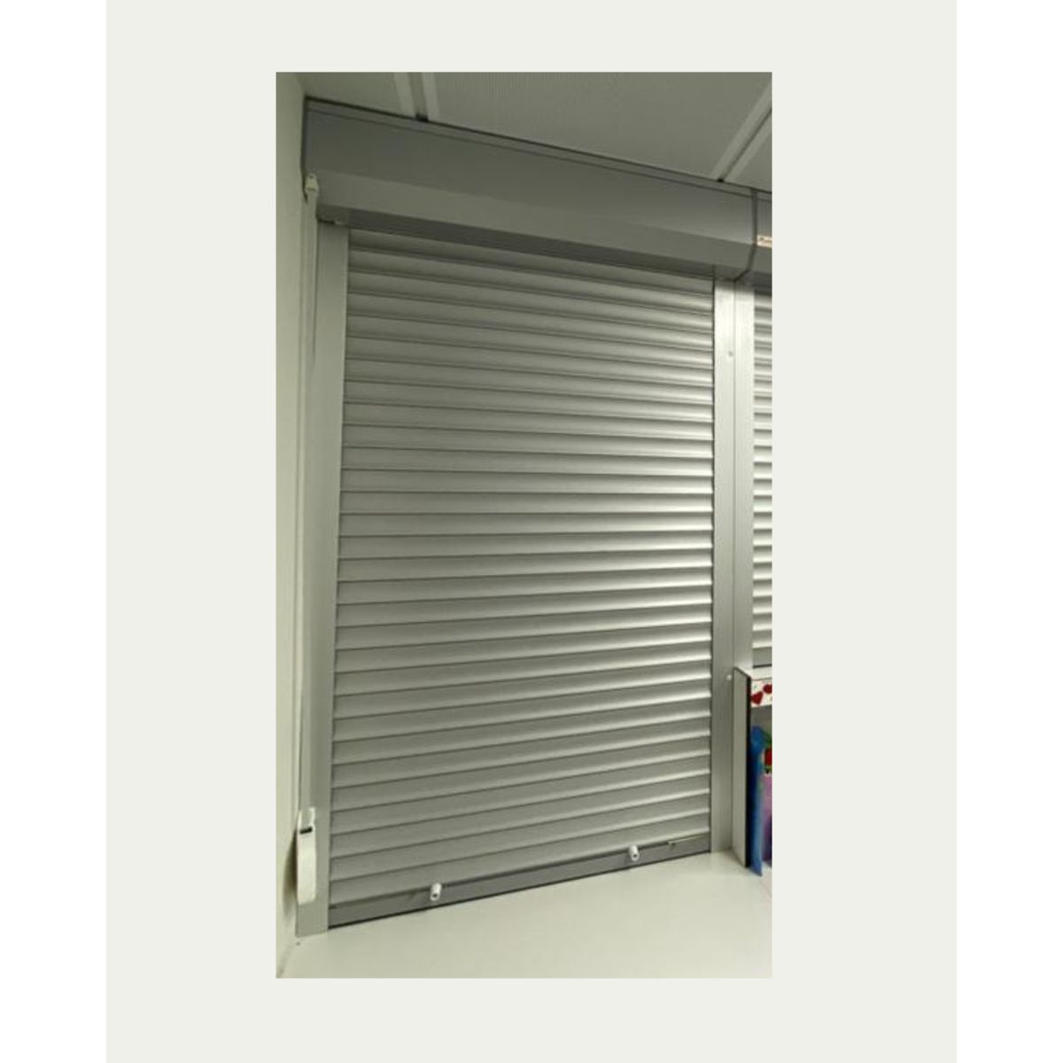 PERSIALUX - Persiana Exterior de Seguridad Color Titanio de 2mts. Ancho x 2mts. Alto  Motorizada