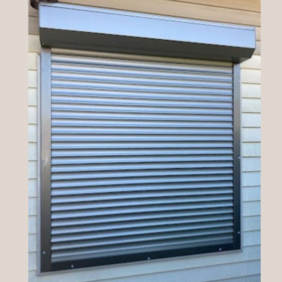 PERSIALUX - Persiana Exterior de Seguridad Color Plata de 1mts. Ancho x 1mts. Alto  Motorizada