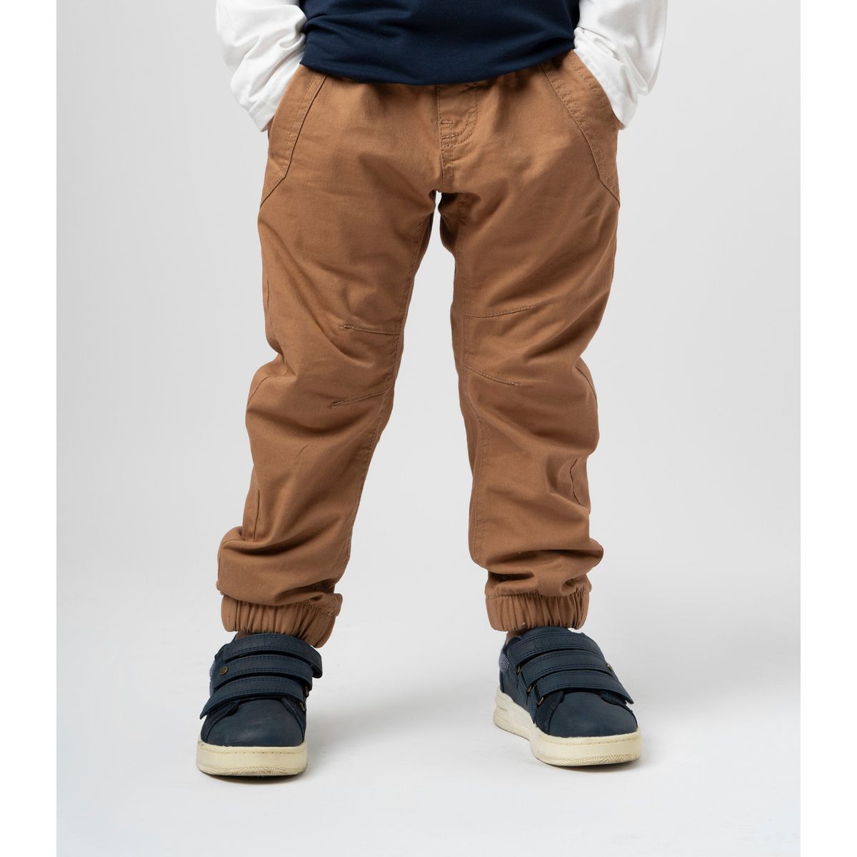 BLACK AND BLUE - Pantalón niño jogger camel Black and blue