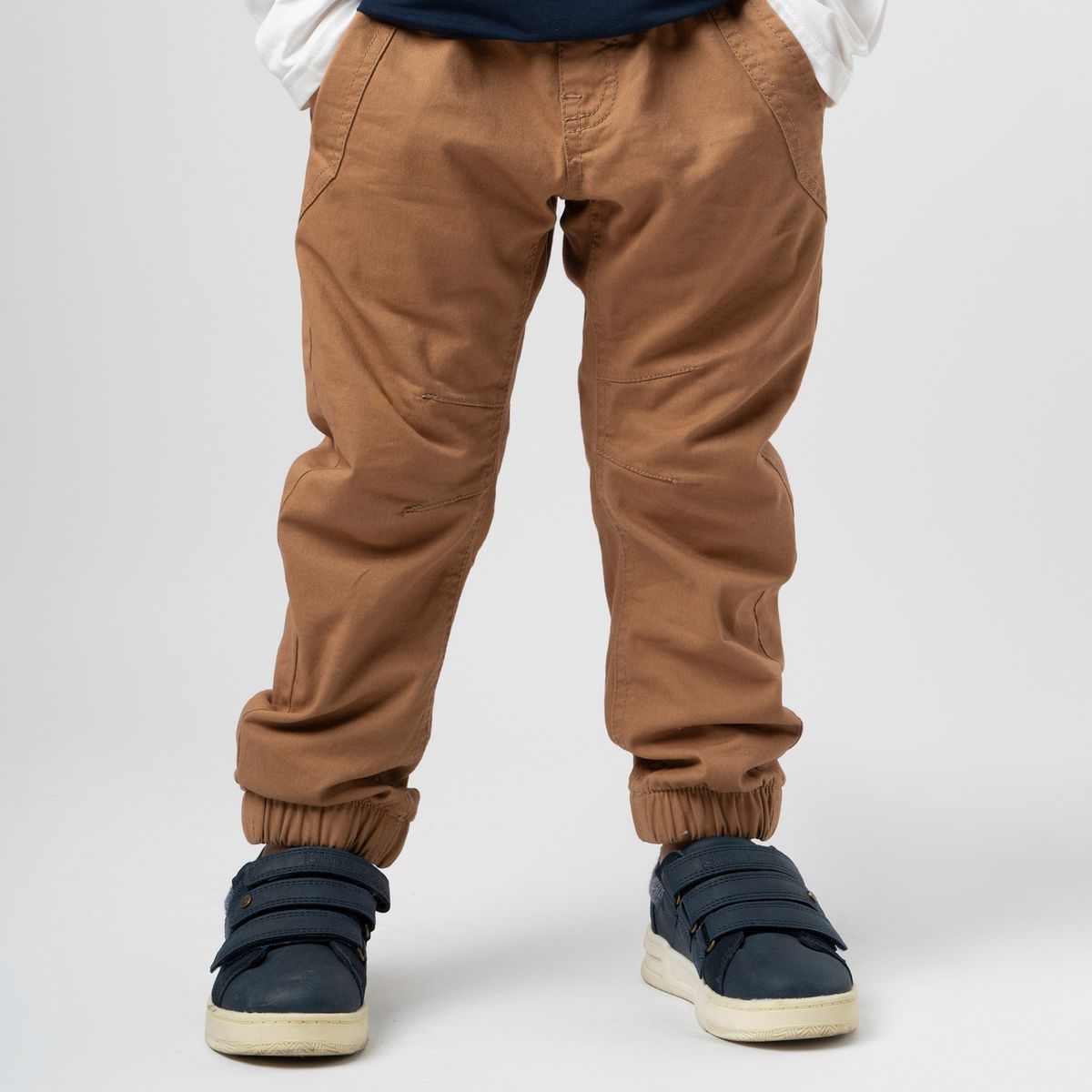 BLACK AND BLUE - Pantalón niño jogger camel Black and blue