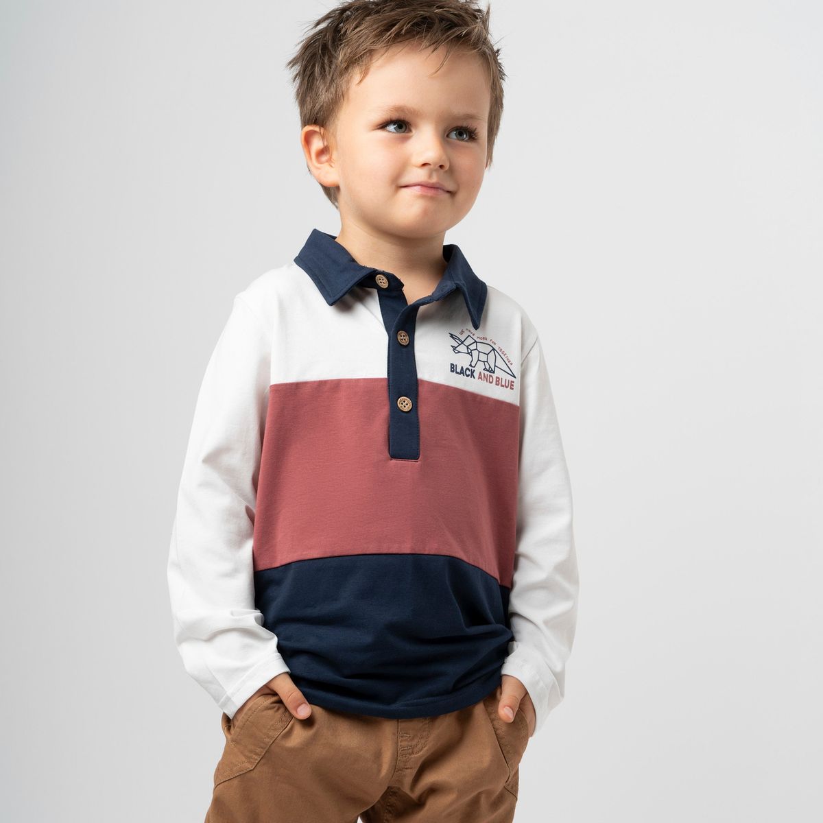 BLACK AND BLUE - Polera manga larga niño con cuello crudo Black and blue