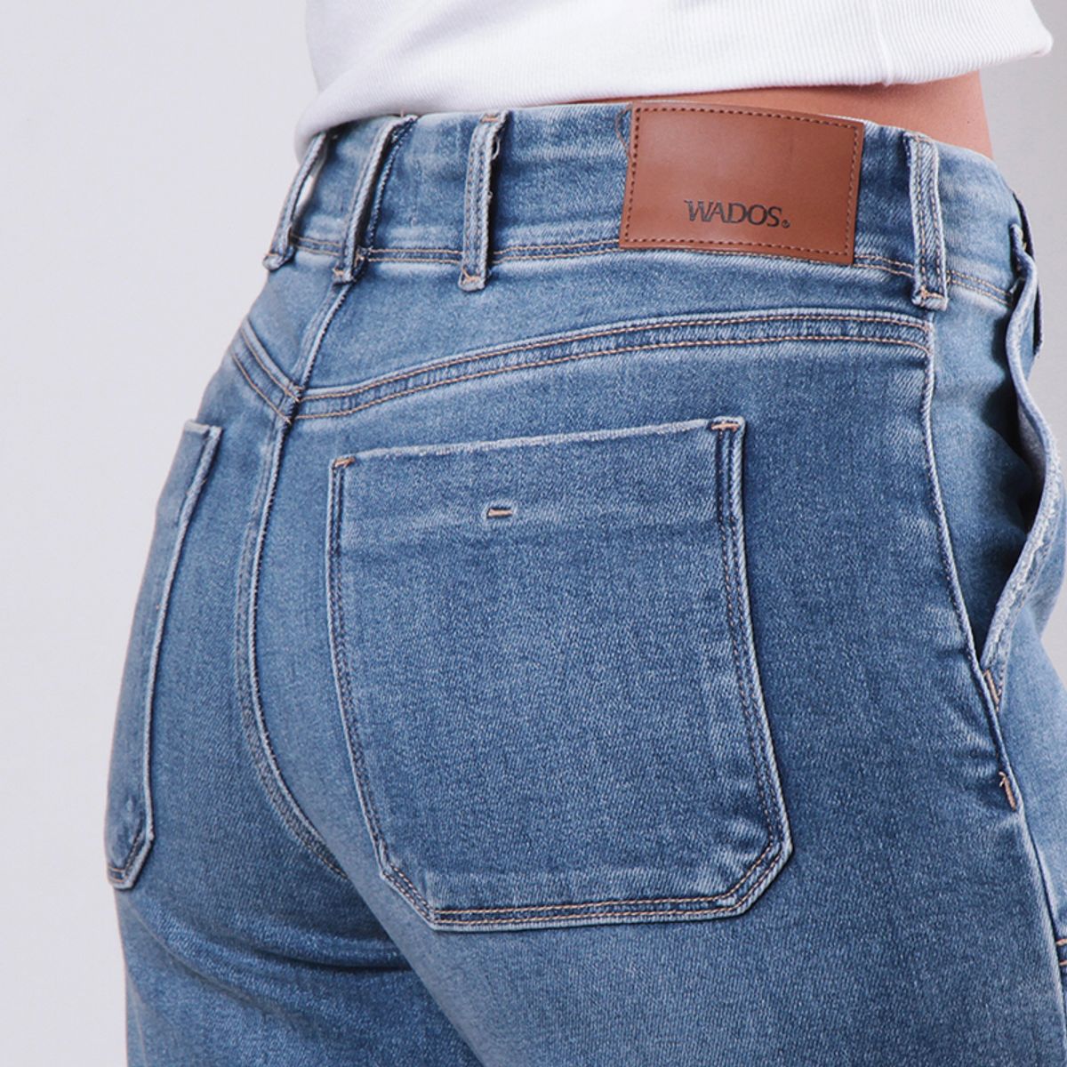 WADOS - JEANS MUJER RECTO TIRO ALTO PRETINA MEDIA 2 BOTONES