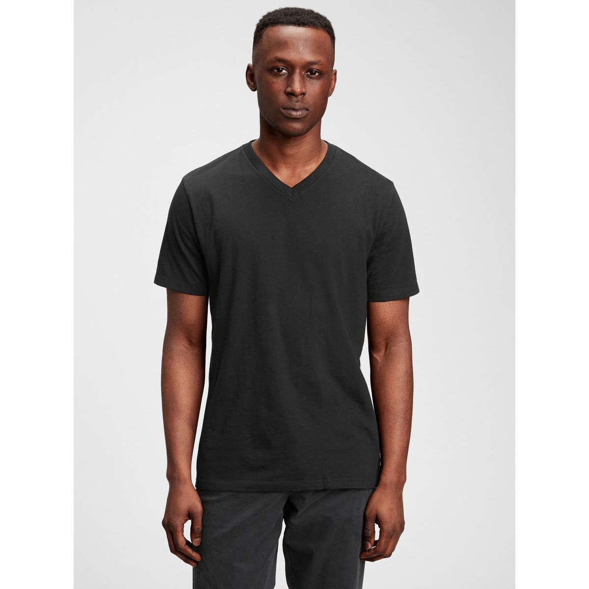 GAP - Polera Gap Cuello V Solida Hombre Negro