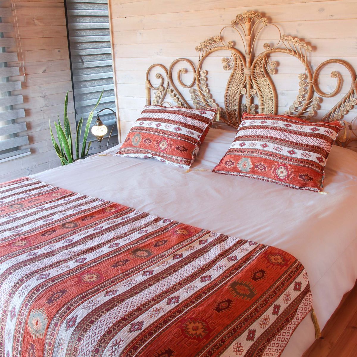 TURKUAZ - Set de Piecera 2P/Queen y almohadones Kilim Terracota y Blanco