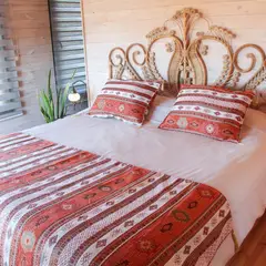 TURKUAZ - Set de Piecera 2P/Queen y almohadones Kilim Terracota y Blanco