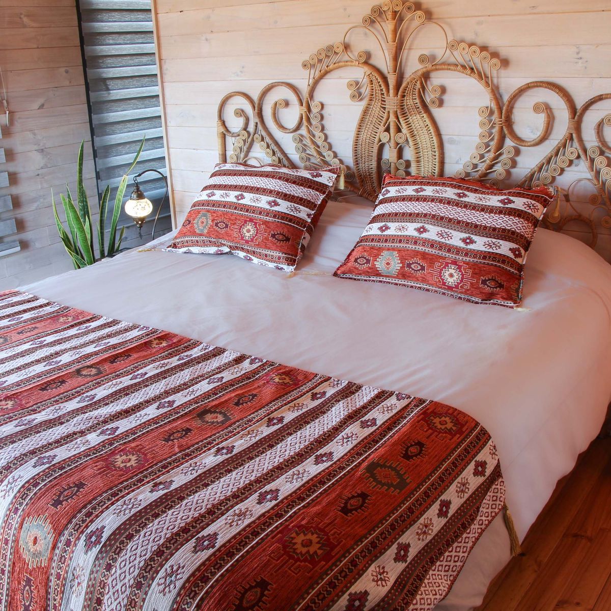 TURKUAZ - Set de Piecera 2P/Queen y almohadones Kilim Terracota y Blanco