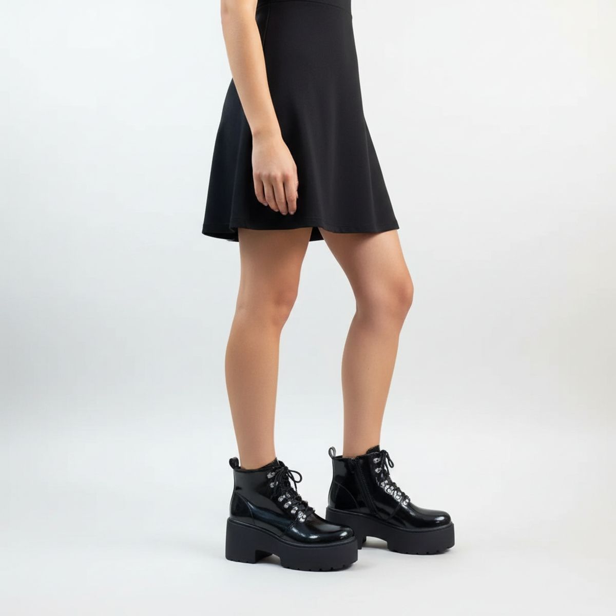 POZATINI - Botín Charol Negro con Plataforma y Cordones