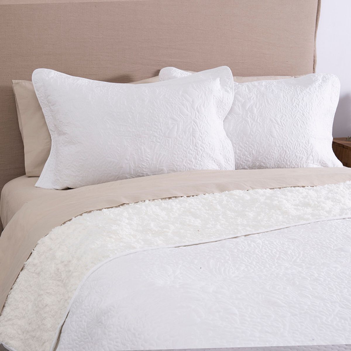 ALESSA - Quilt Bordado Sherpa 1.5 Pl Sara Crudo