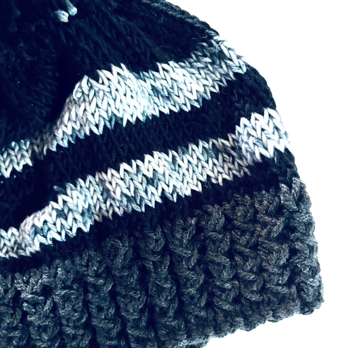 AMG ACCESORIOS - GORRO DE LANA TEJIDO A MANO DISEÑO EXCLUSIVO