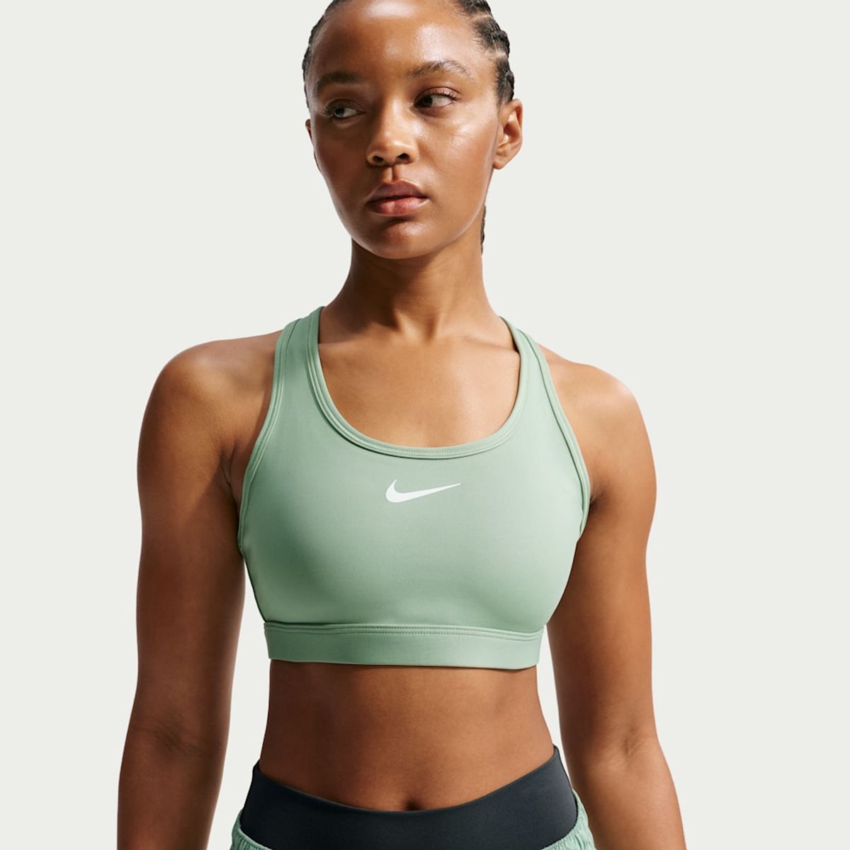 NIKE - Peto deportivo Nike Swoosh Medium Support Verde Mujer