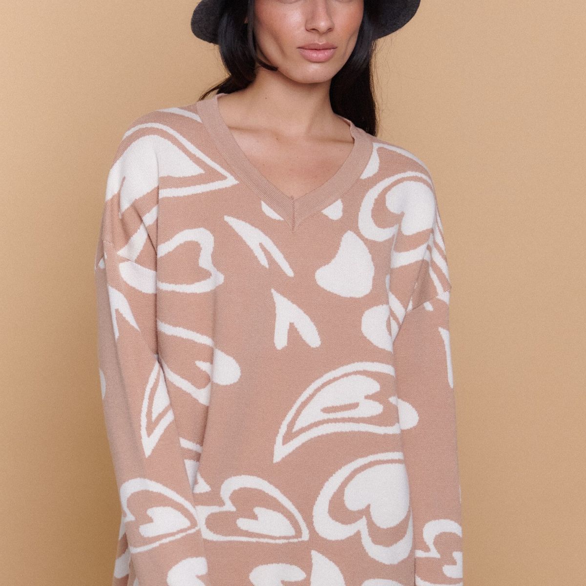 GUINDA - Sweater Mujer Oversize Cuello V Diseño Corazones SILK