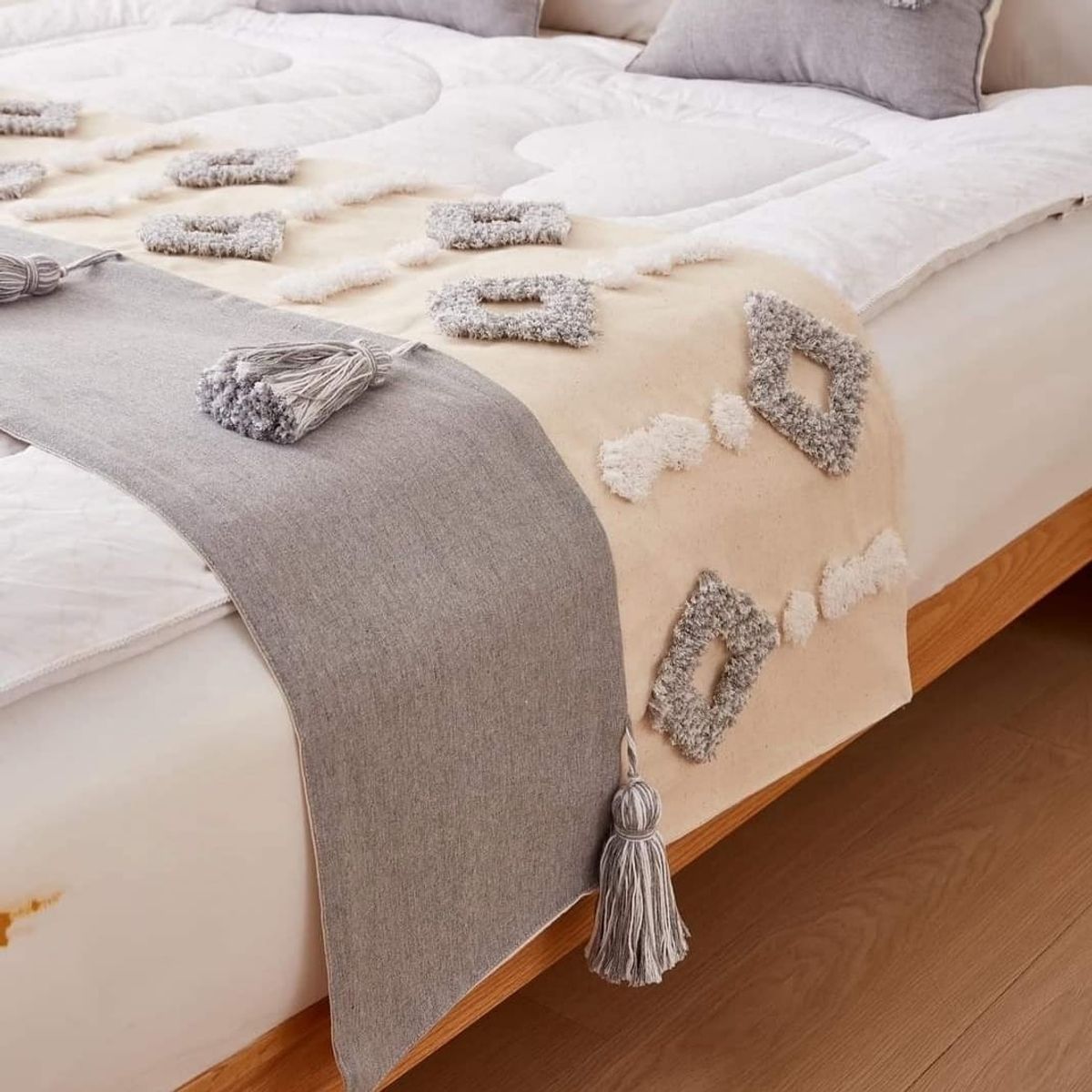 GENERICO - Piecera gris con borlas cama super King