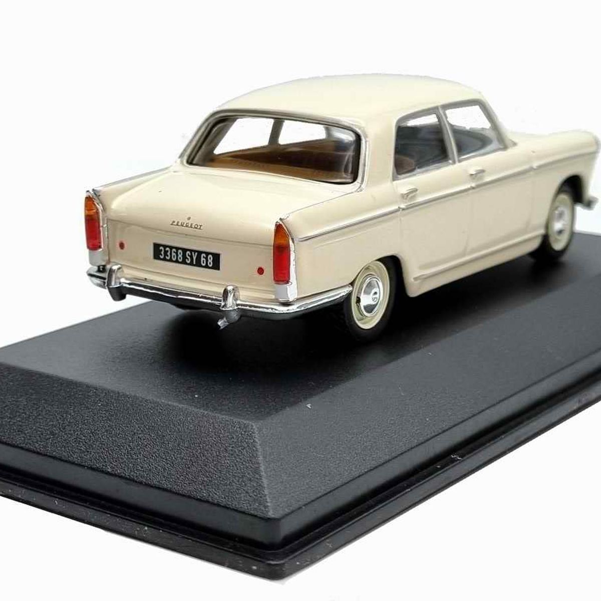 PEUGEOT - Auto Peugeot 404 Año 1968 Escala 1:24 Blanco