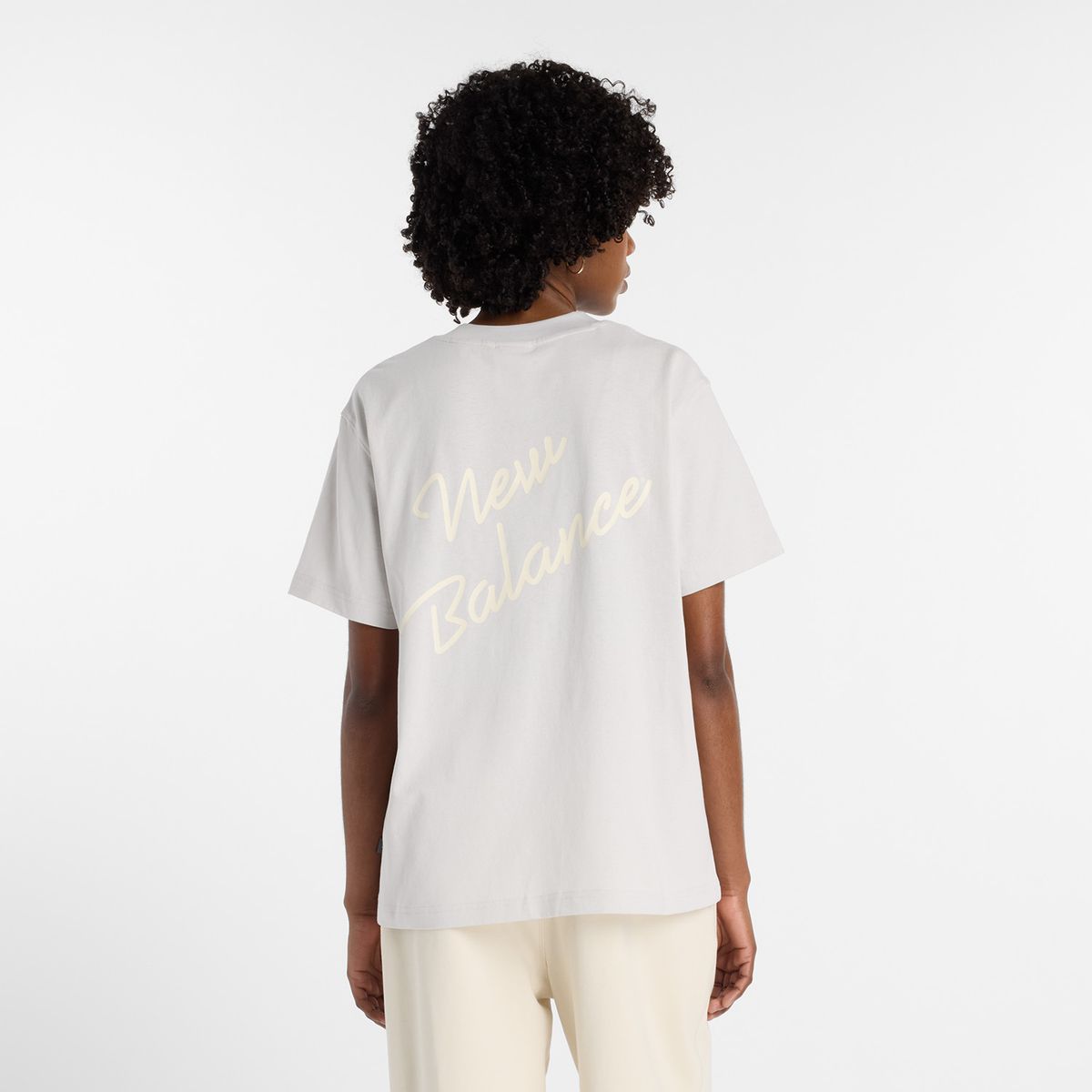 NEW BALANCE - Polera Lifestyle Mujer New Balance Athletics Script Blanca