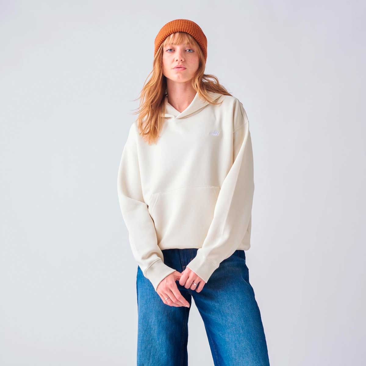 NEW BALANCE - Polerón Lifestyle Mujer New Balance Essentials Fleece Beige
