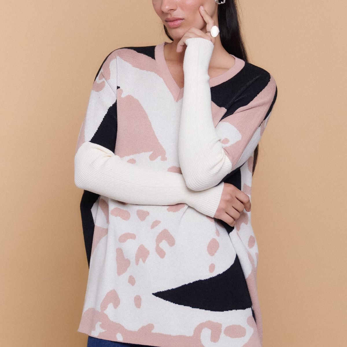 GUINDA - Sweater Mujer Oversize Cuello V Diseño Abstracto EMBRO
