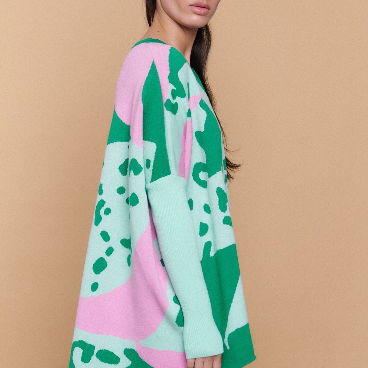 GUINDA - Sweater Mujer Oversize Cuello V Diseño Abstracto EMBRO