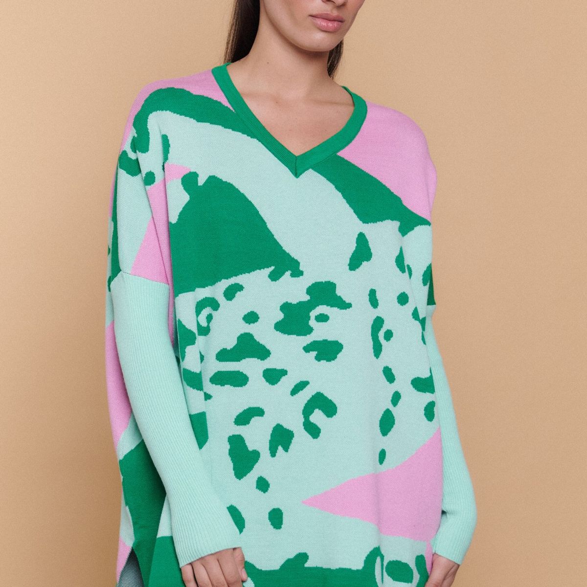 GUINDA - Sweater Mujer Oversize Cuello V Diseño Abstracto EMBRO