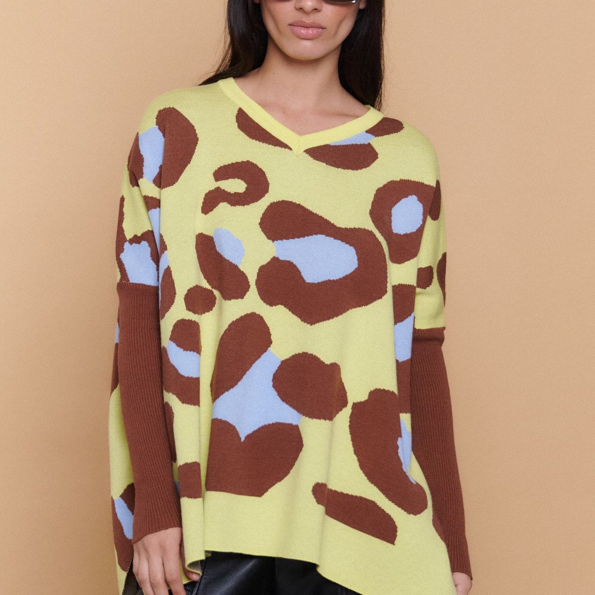 GUINDA - Sweater Mujer Oversize Cuello V Estampado Animal Print  IRANDA