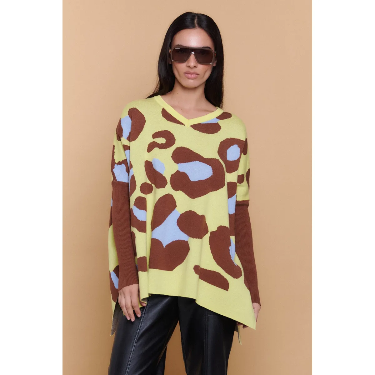 GUINDA - Sweater Mujer Oversize Cuello V Estampado Animal Print  IRANDA