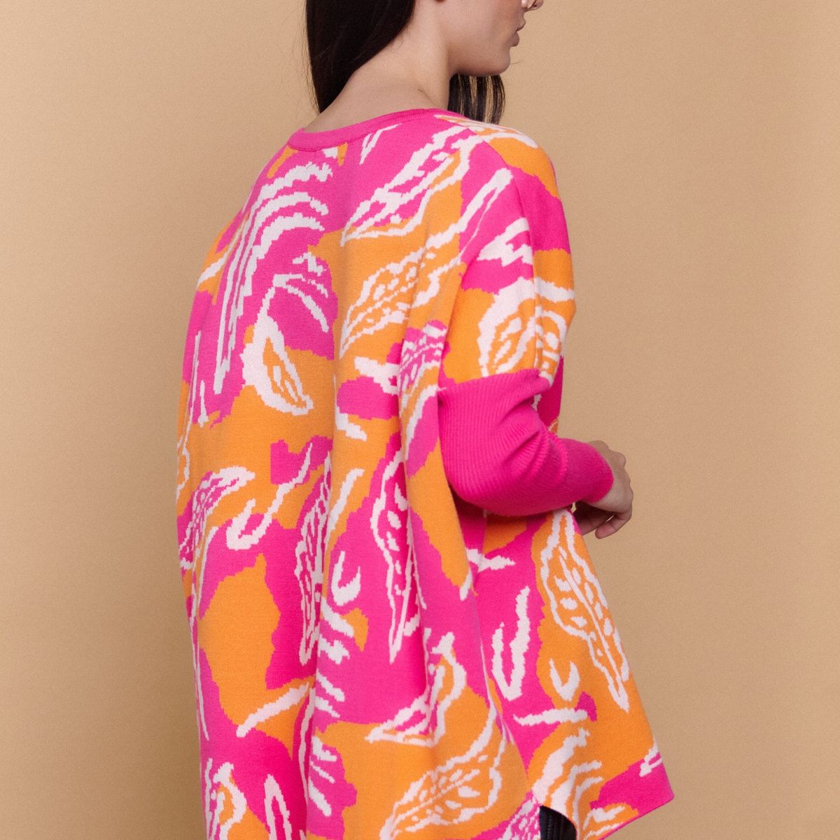 GUINDA - Sweater Tipo Poncho Mujer Estampado Abstracto Alma
