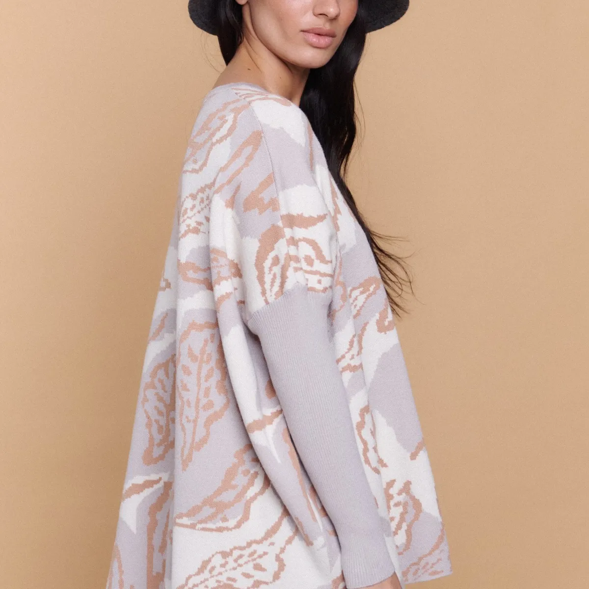 GUINDA - Sweater Tipo Poncho Mujer Estampado Abstracto Alma