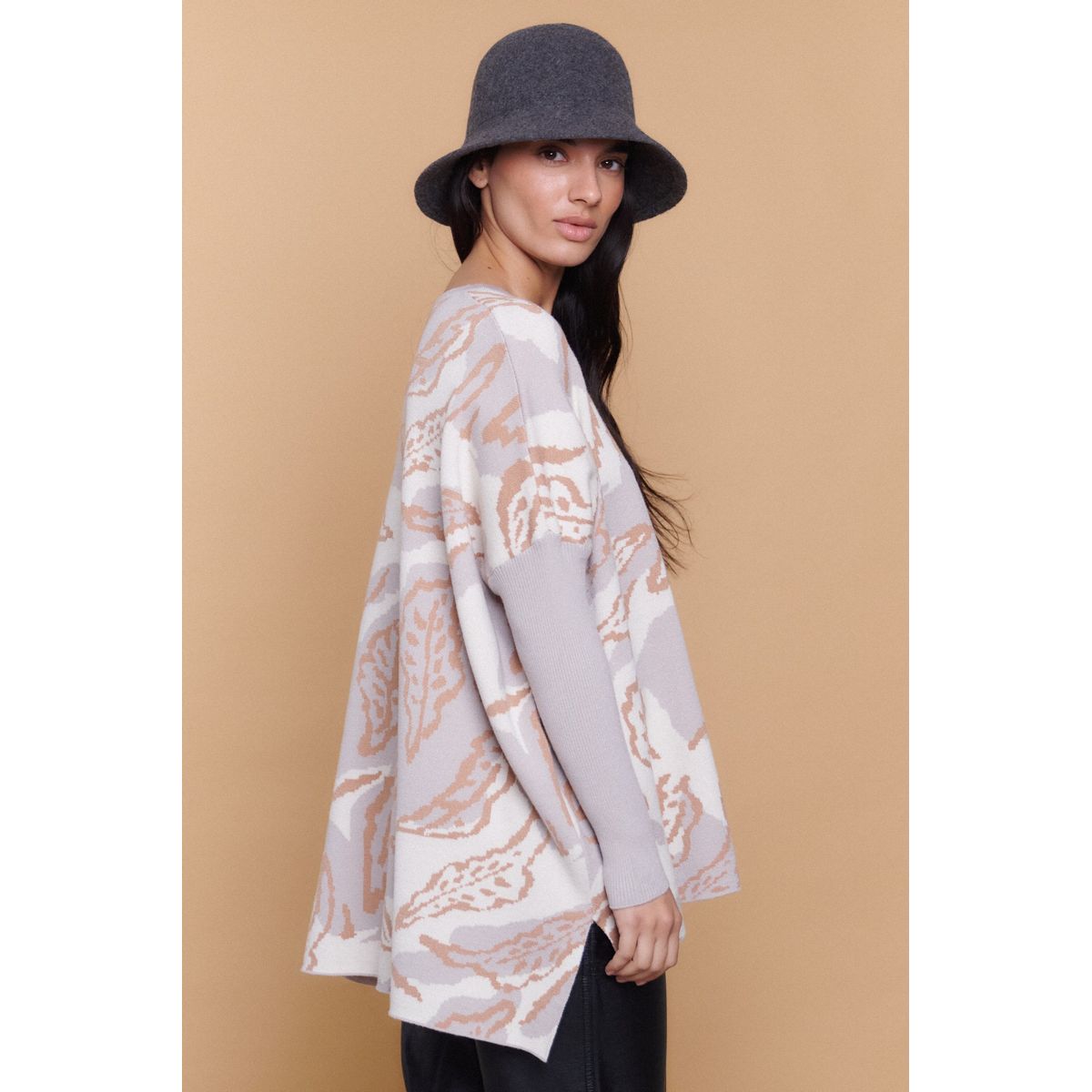 GUINDA - Sweater Tipo Poncho Mujer Estampado Abstracto Alma