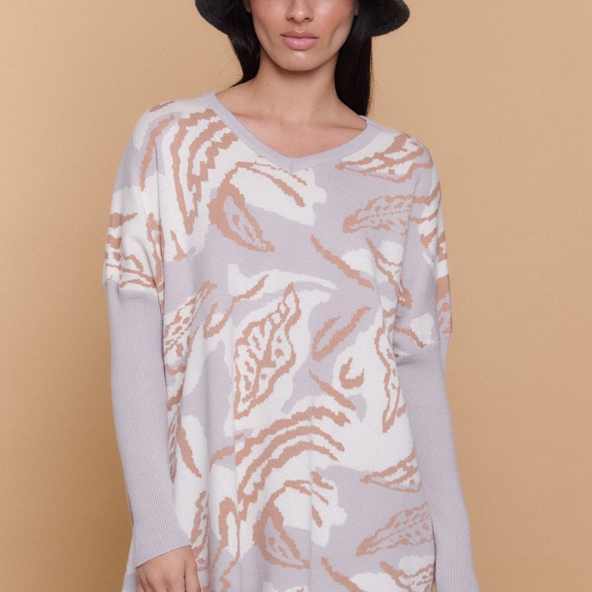 GUINDA - Sweater Tipo Poncho Mujer Estampado Abstracto Alma