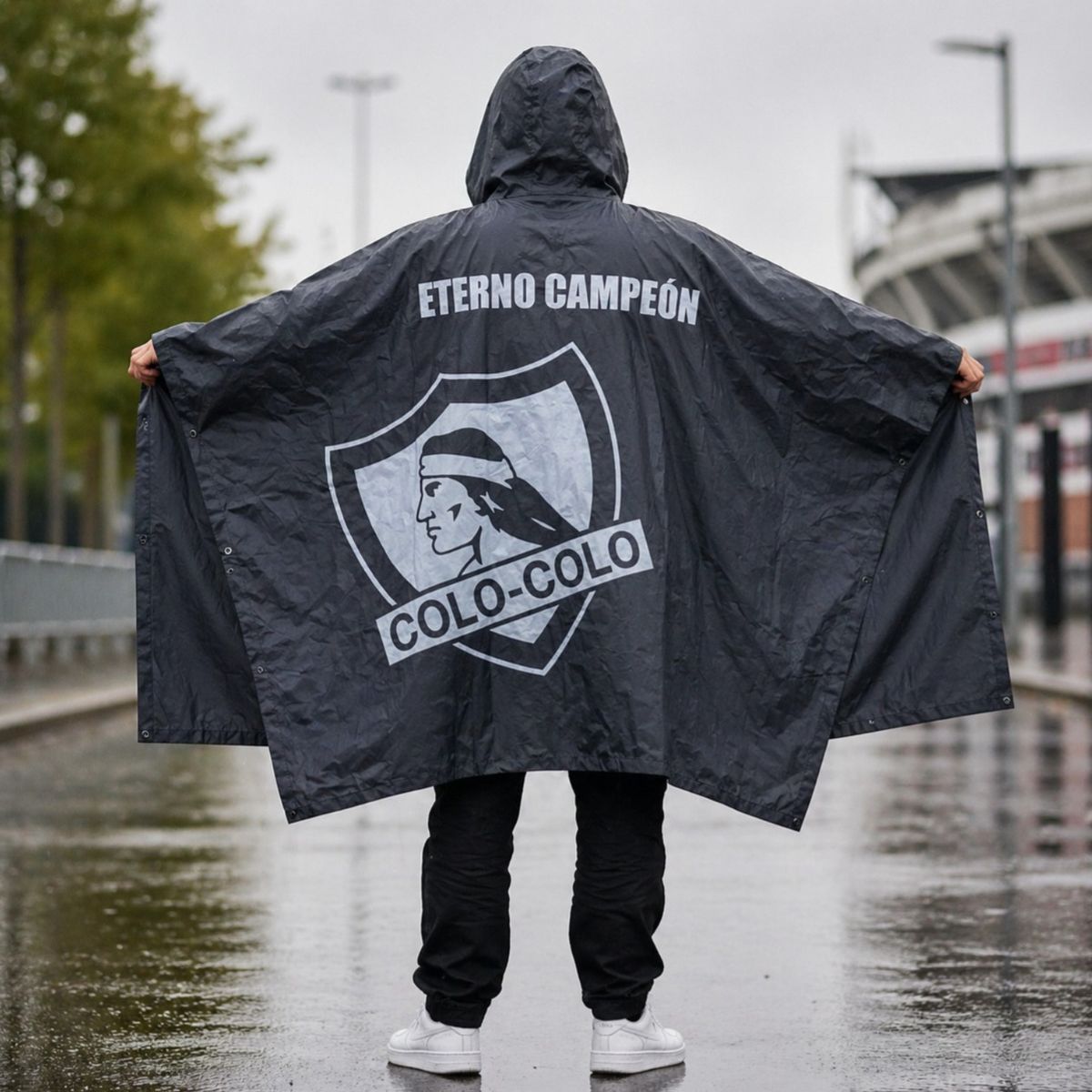 COLO COLO - PONCHO CAPA DE AGUA IMPERMEABLE CON CAPUCHA PARA LLUVIA FANATIKOS COLO COLO