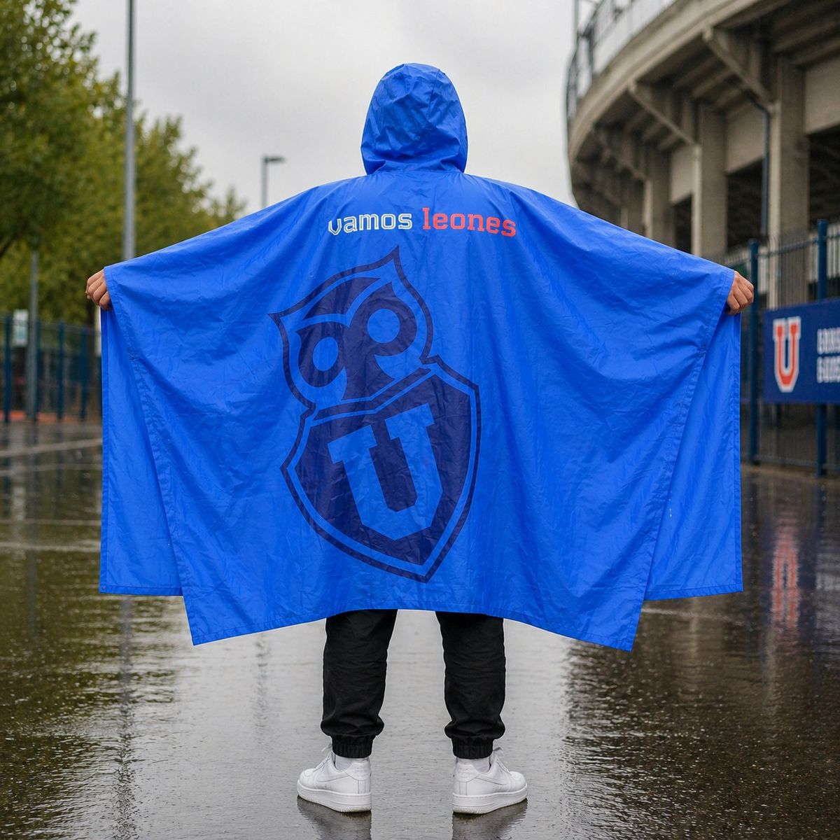 U DE CHILE - PONCHO CAPA DE AGUA IMPERMEABLE CON CAPUCHA PARA LLUVIA FANATIKOS U DE CHILE