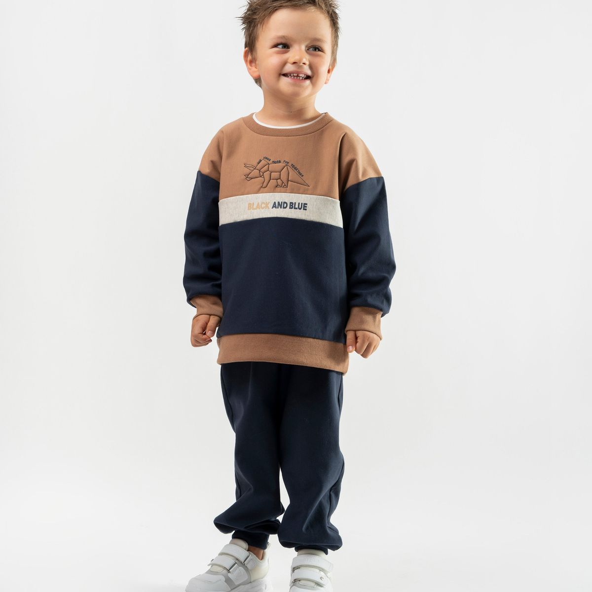BLACK AND BLUE - Buzo niño con dinosaurio camel Black and blue