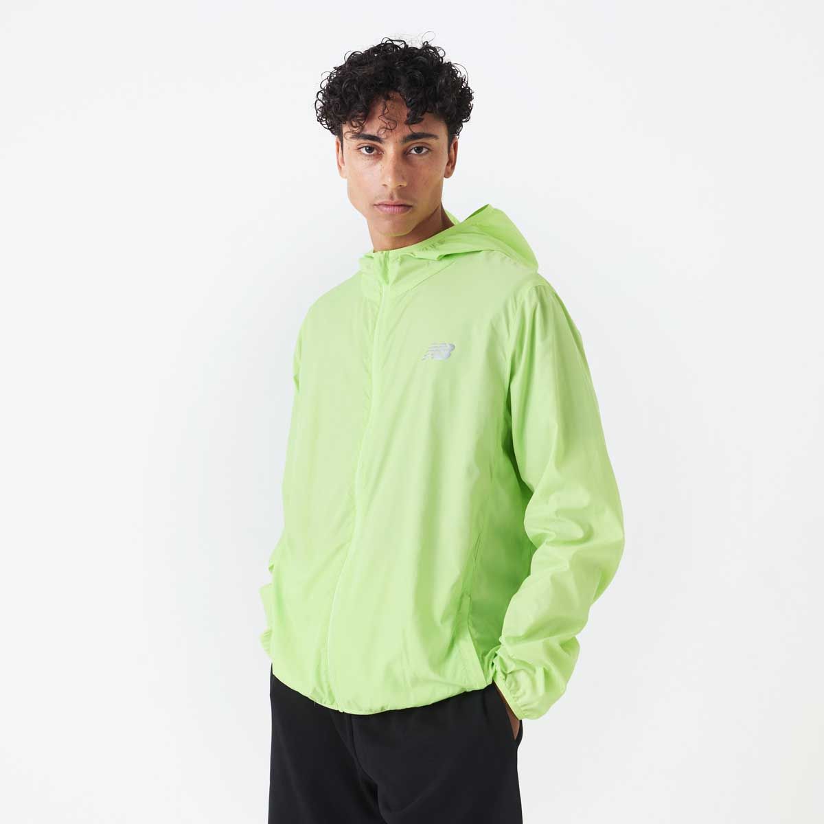 NEW BALANCE - Cortavientos Running Hombre New Balance Packable Amariilo