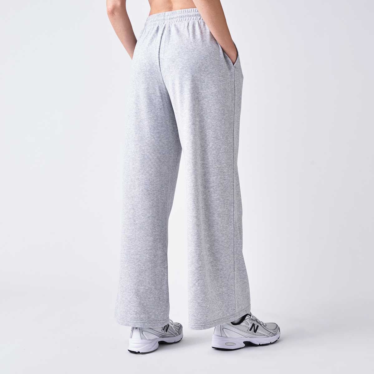 NEW BALANCE - Pantalón Lifestyle Mujer New Balance Coastal Fleece Gris