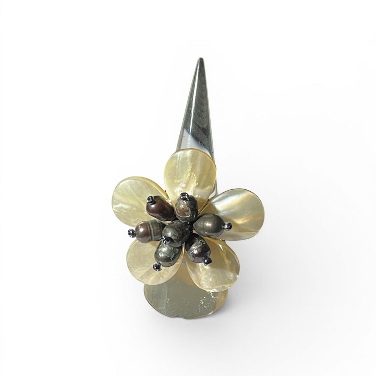TAETHAI - Anillo metálico con pétalos de Nácar