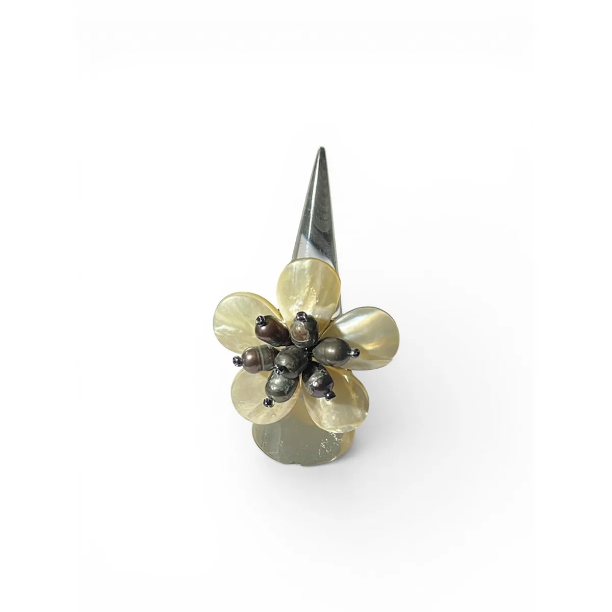 TAETHAI - Anillo metálico con pétalos de Nácar