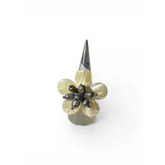 TAETHAI - Anillo metálico con pétalos de Nácar