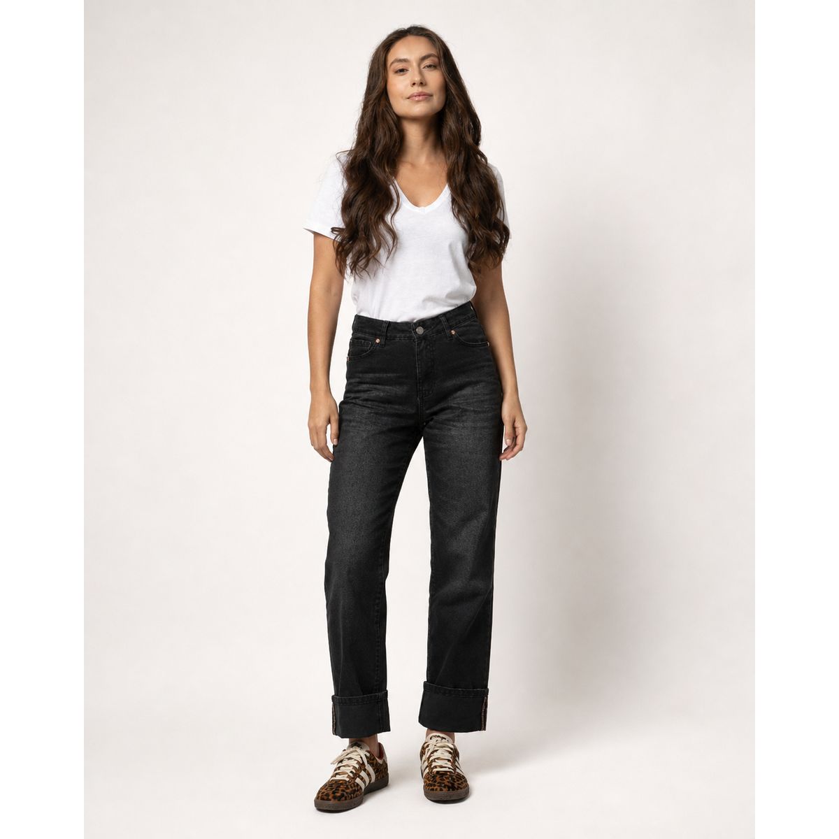 MOMCHIC - JEANS EMILIA NEGRO MOMCHIC DENIM RECTO TIRO MEDIO