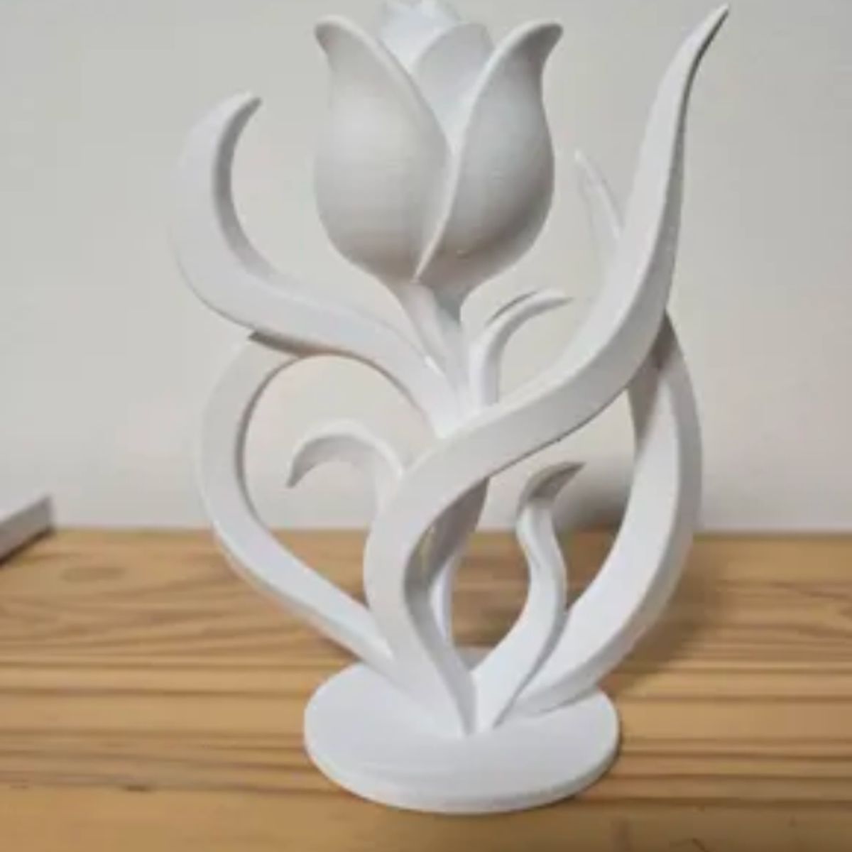 GENERICO - Figura Abstracta y Elegante de Tulipán