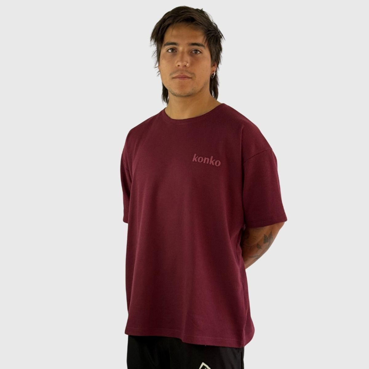 KONKO ACTIVE - Polera Waffer OverSize Burdeo Hombre Manga Corta Konko