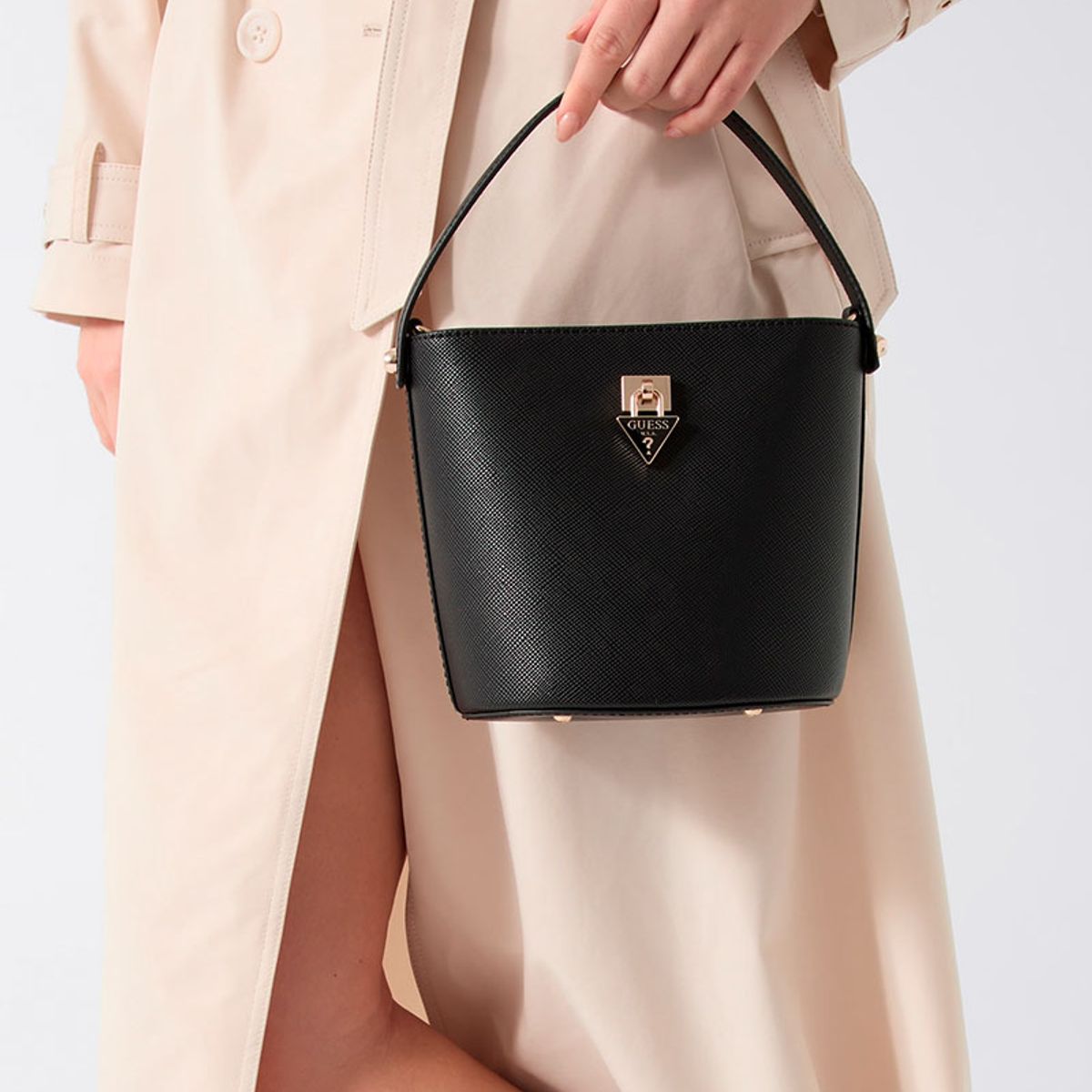 GUESS - Cartera Patsie Top Handle Bucket Negro