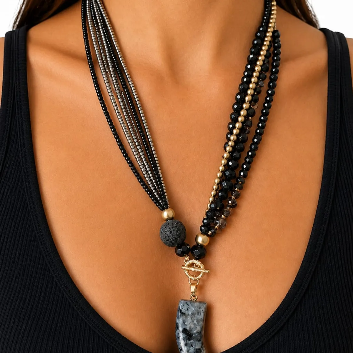 GENERICO - COLLAR CUERNO CON CRISTANES NEGROS Y DORADOS