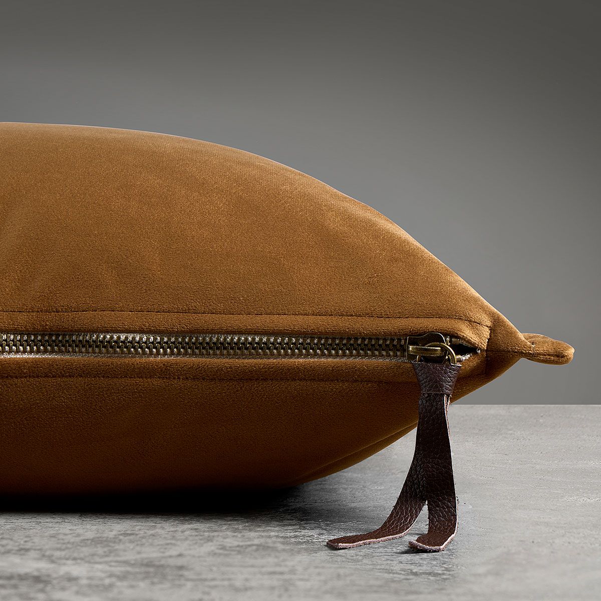 ROSEN - Funda de Cojín Sergio Arias Velvet Camel 50X50 cm