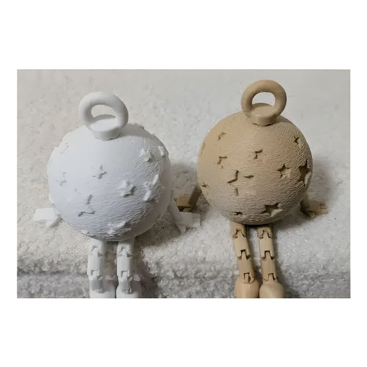 GENERICO - Pack 2 figuras articuladas sentadas blanco beige