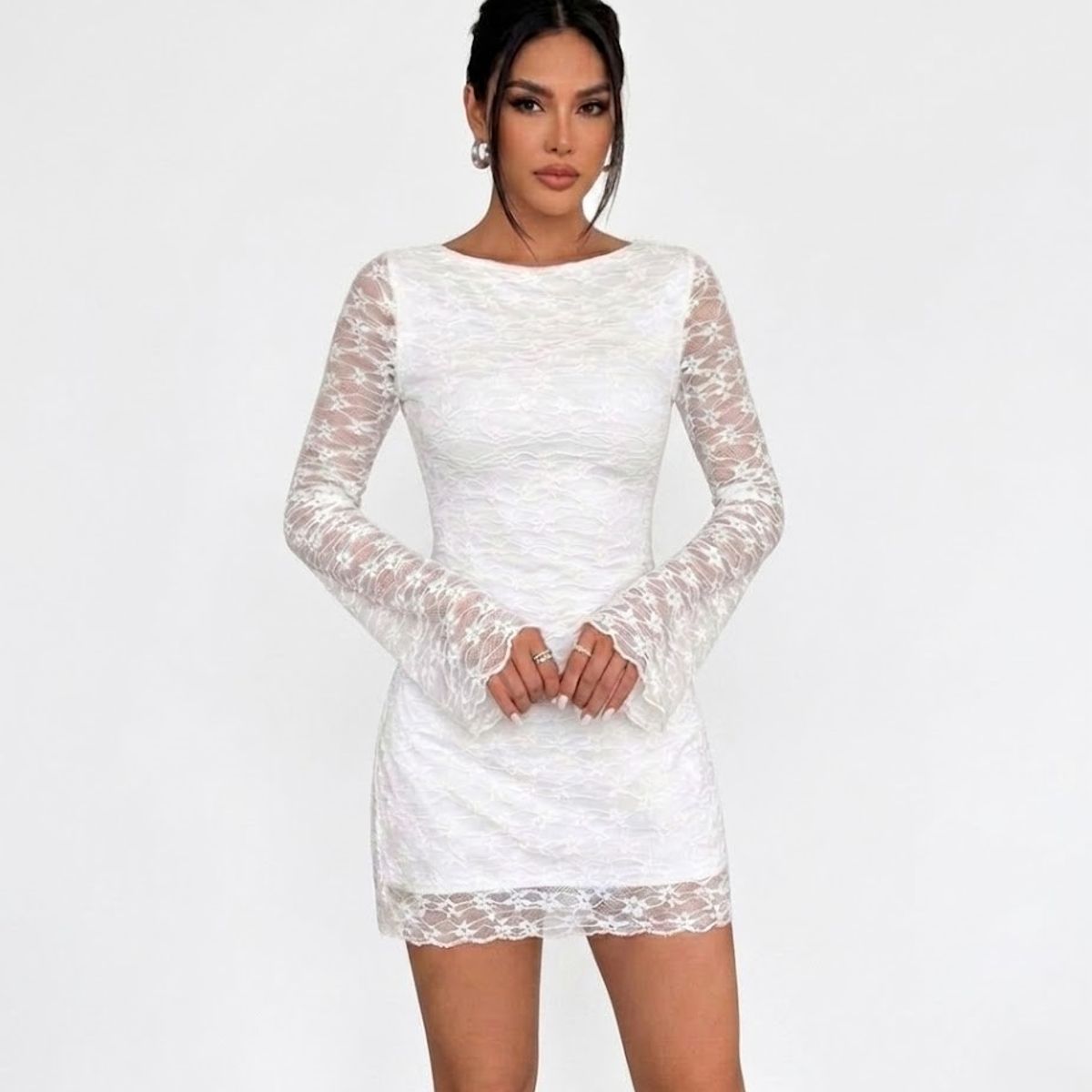 HAMI BOUTIQUE - Vestido Corto de Encaje Blanco con Mangas Acampanadas